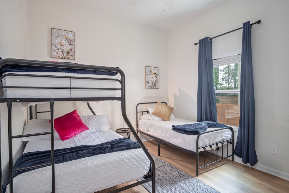 Generous 4BR 3BA Charmer Near Glorius Downtown