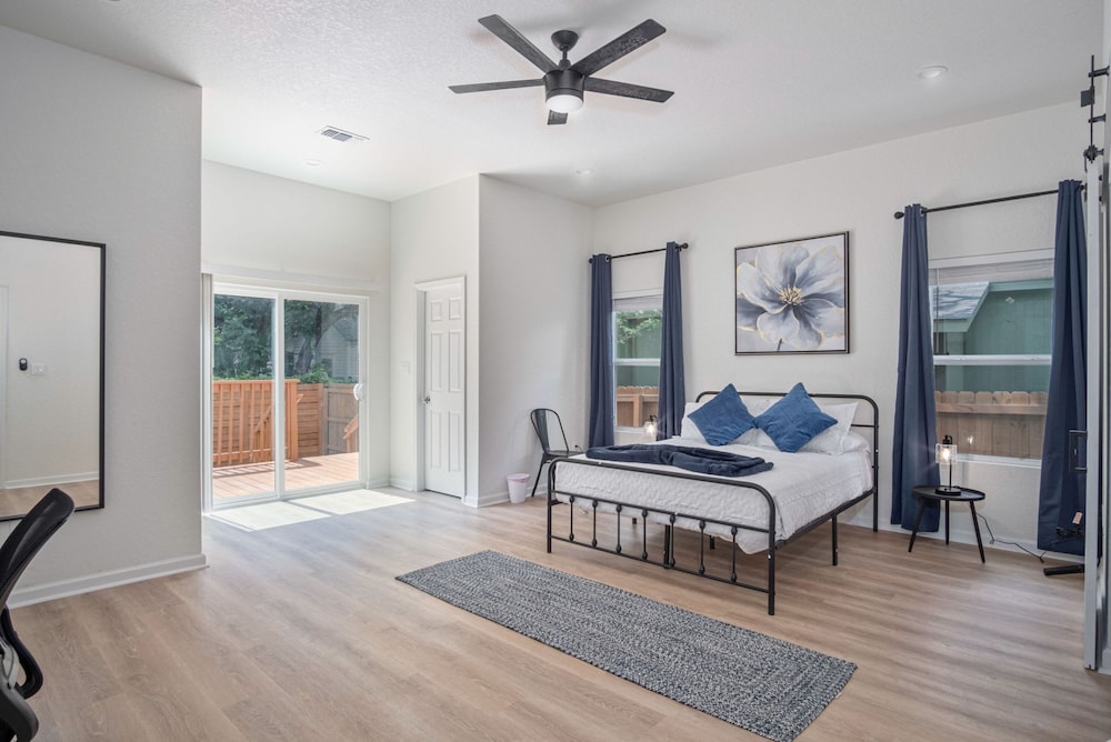 Generous 4BR 3BA Charmer Near Glorius Downtown