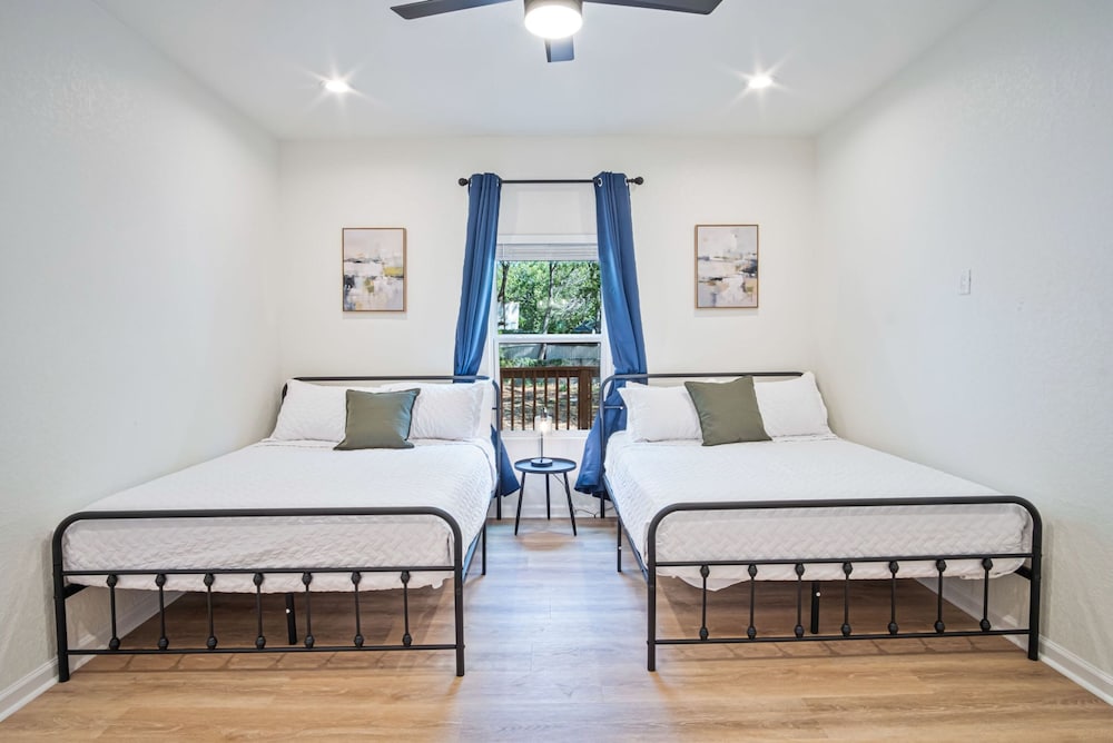 Urban Delight 4BR 3BA Near City Center