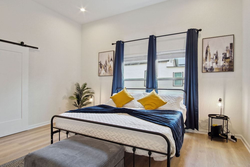Skyline Retreat 3br-3ba w Stunning Views Near DT