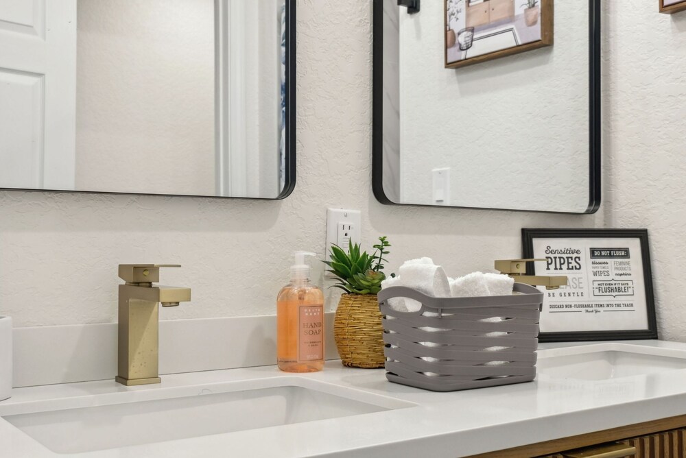 Your Amazing 3BR 2BA Downtown Delight