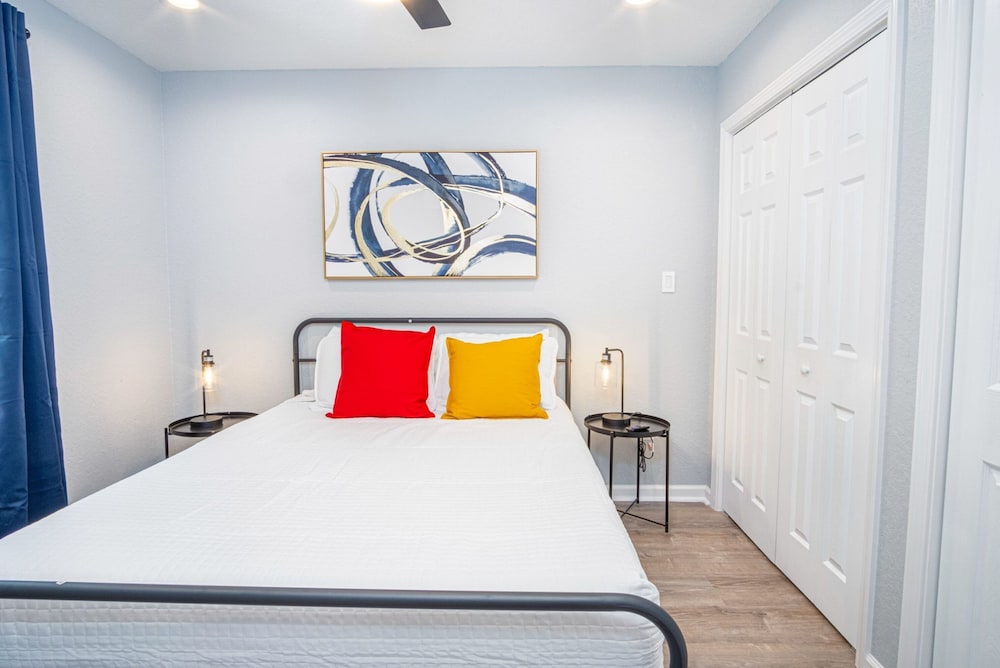 Comfortable 4BR 2 5BA Family Home Near Riverwalk
