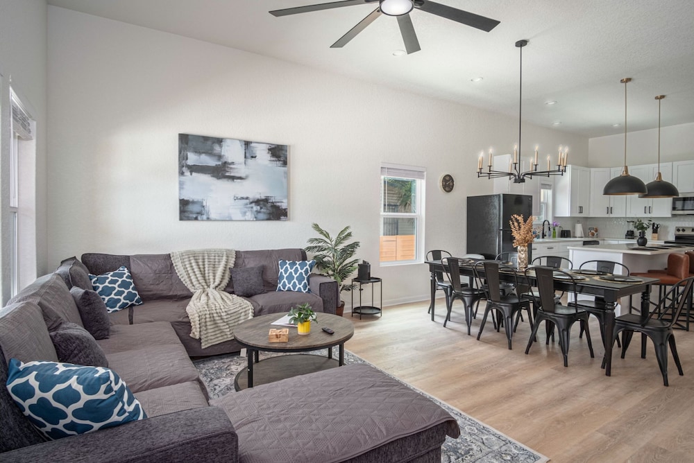 Generous 4BR 3BA Charmer Near Glorius Downtown