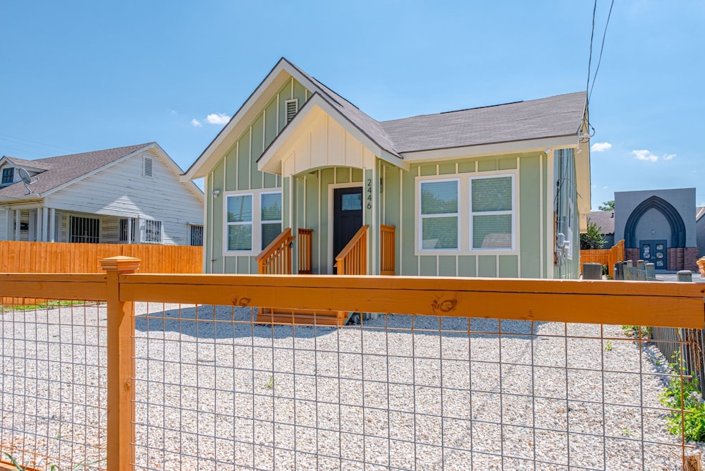 Generous 5BR 3BA Haven Close to Alamo Riverwalk