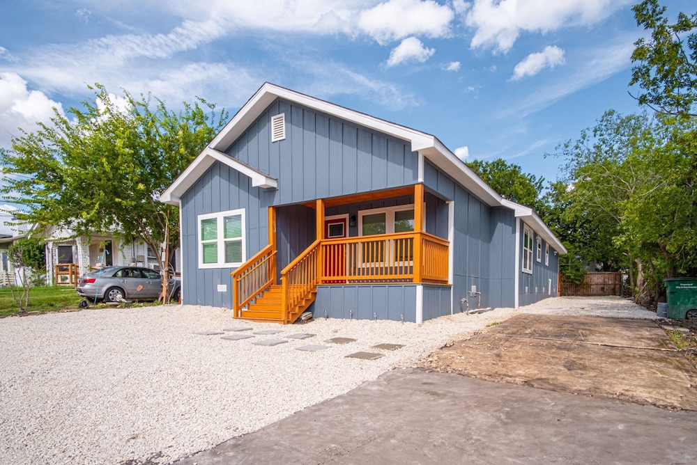 Comfortable 4BR 2 5BA Family Home Near Riverwalk