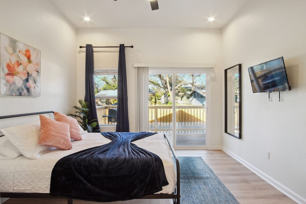 Blissful 5BR 3BA Haven Near Riverwalk Downtown