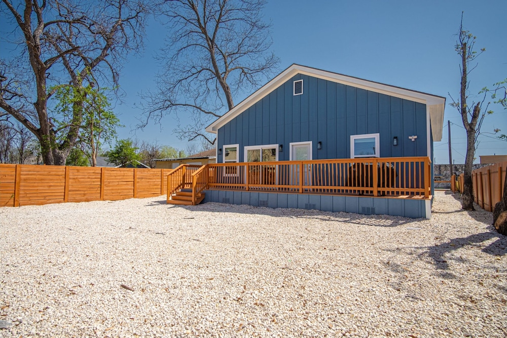 Sleek 4BR 3BA Urban Living w Downtown Views