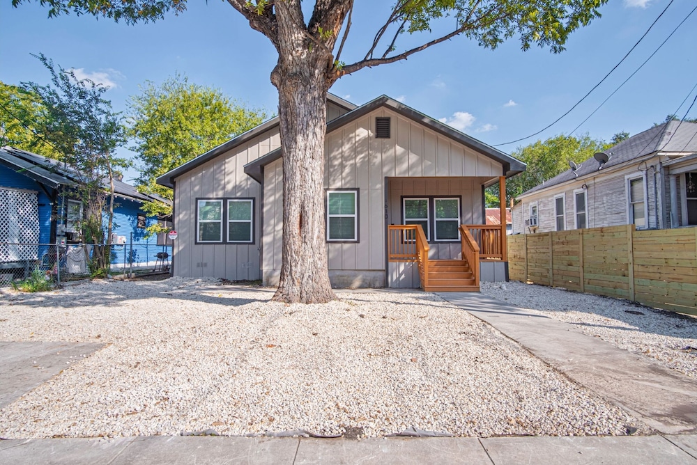 Urban Delight 4BR 3BA Near City Center