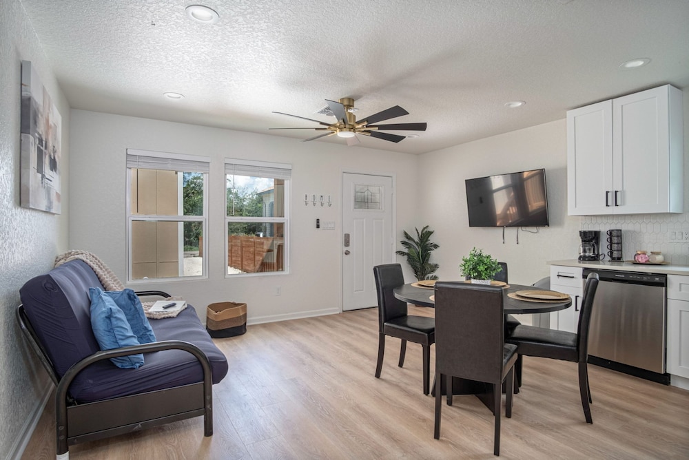 Historic Comfort 2BR 1BA Guesthouse Near Riverwalk