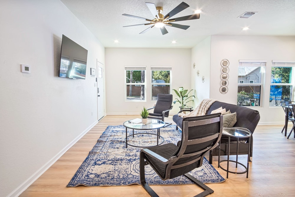 Urban Delight 4BR 3BA Near City Center