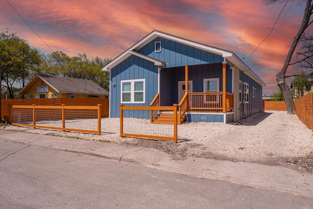 Sleek 4BR 3BA Urban Living w Downtown Views