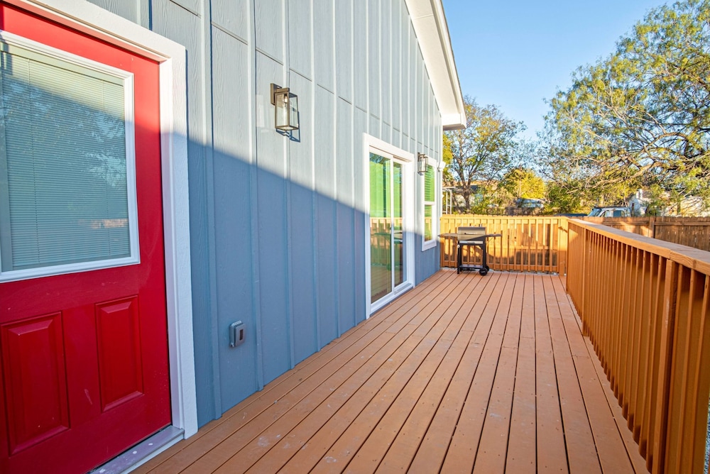 Stylish 3BR 2BA Urban Retreat Near Lively Downtown