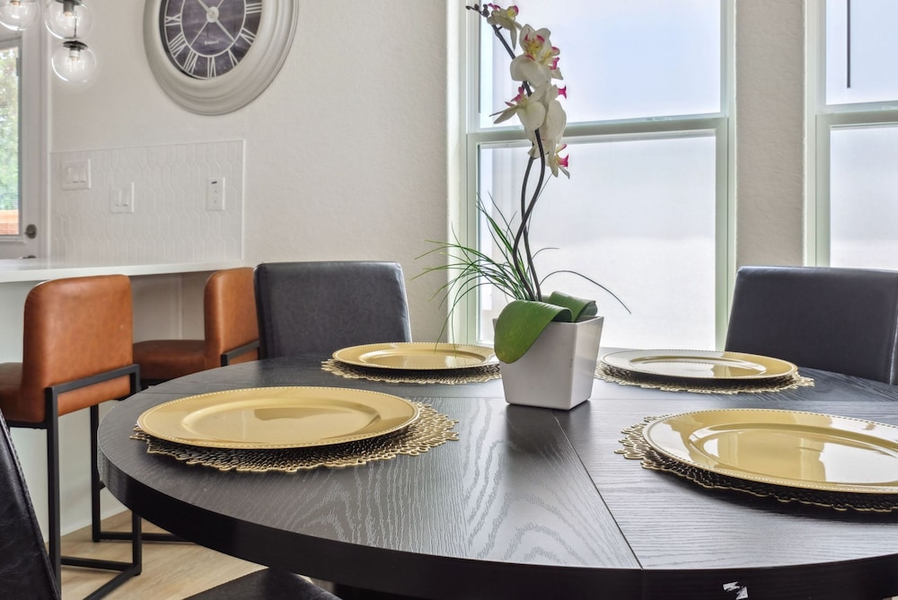 Your Amazing 3BR 2BA Downtown Delight