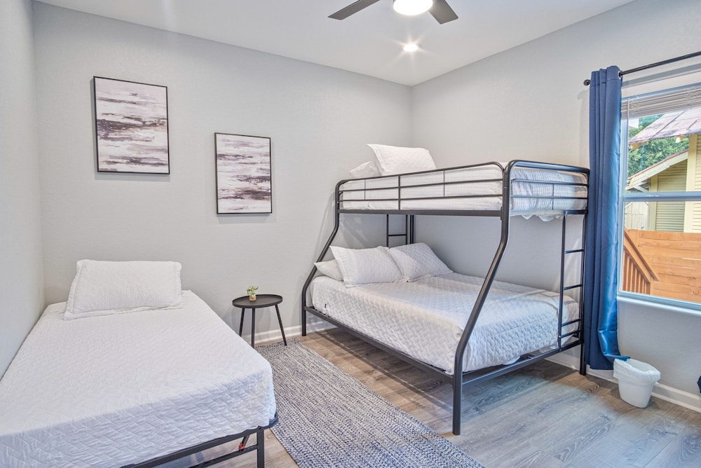 Lovely Charming 4BR 2 5BA Near Downtown s Prime