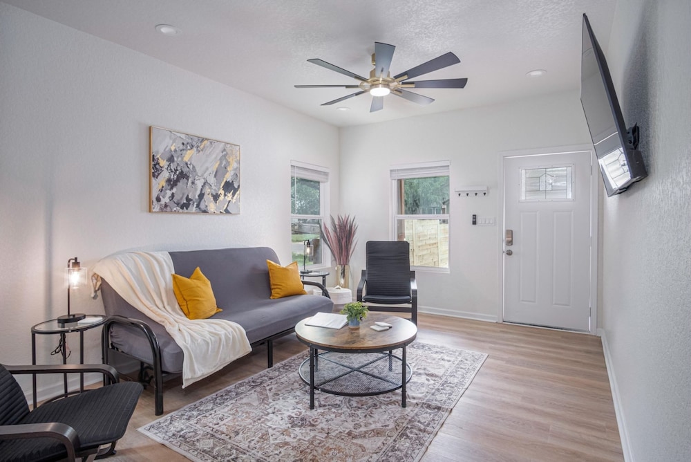 Vibrant 4BR 3BA Oasis Near Happy Downtown