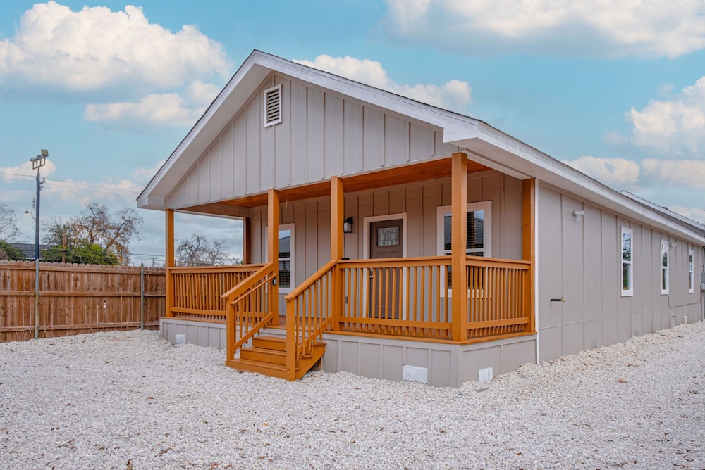 Your Inner-city Sanctuary 3BR 2BA Near Riverwalk