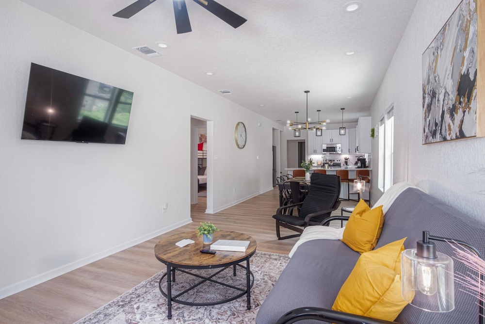Vibrant 4BR 3BA Oasis Near Happy Downtown