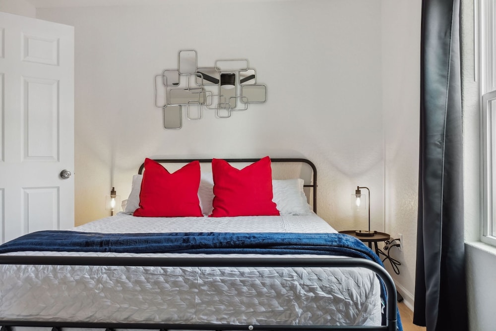 Your Amazing 3BR 2BA Downtown Delight