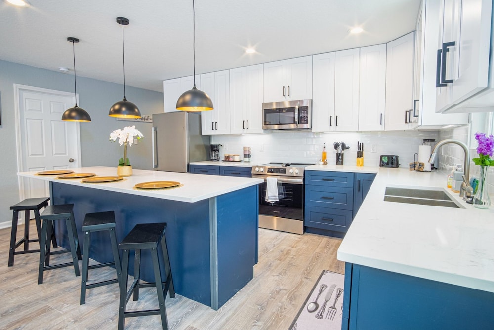 Comfortable 4BR 2 5BA Family Home Near Riverwalk