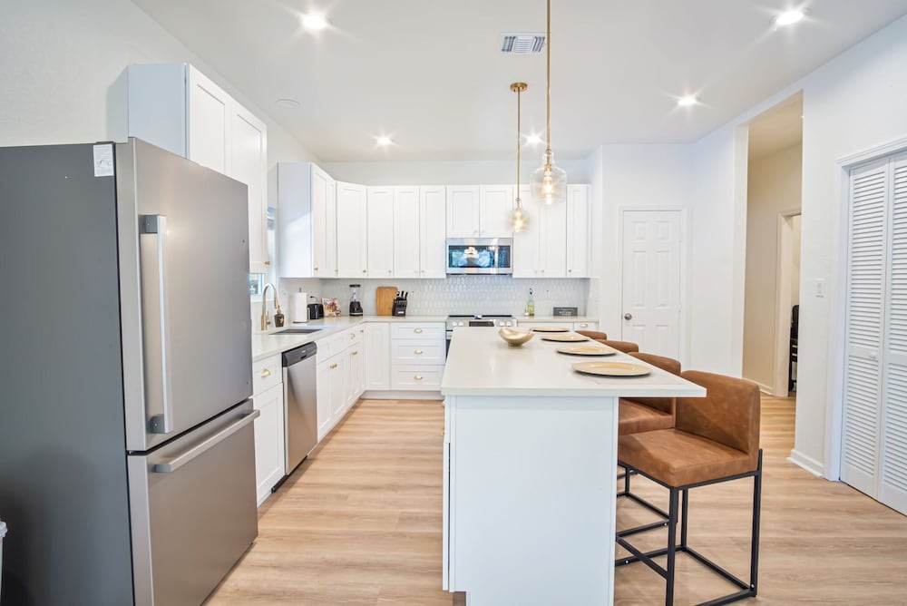 Urban Delight 4BR 3BA Near City Center