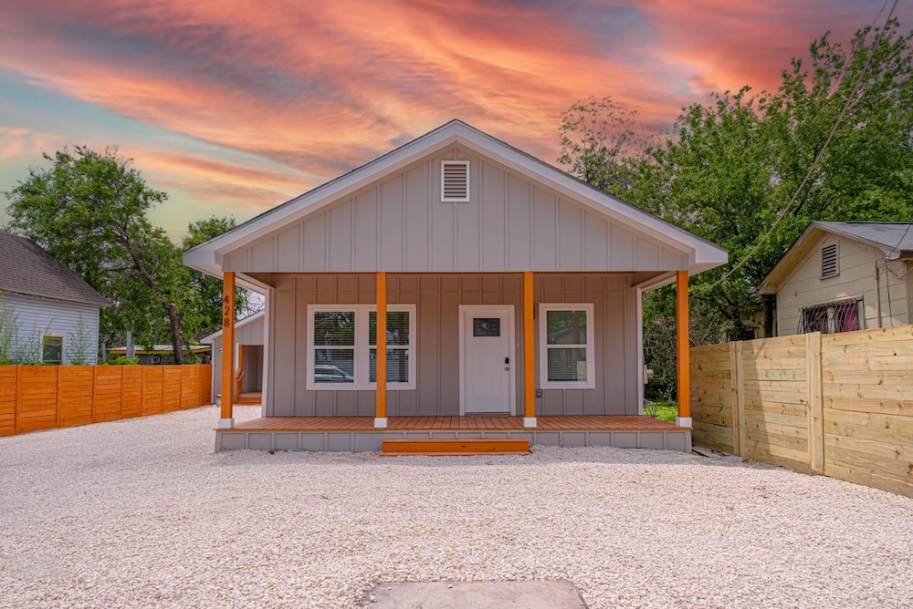 Vibrant 4BR 3BA Oasis Near Happy Downtown