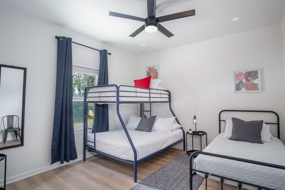 Vibrant 4BR 3BA Oasis Near Happy Downtown