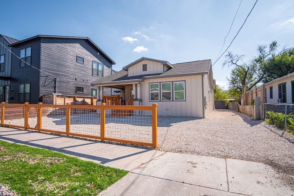 Perfect Spot to Relax 4BR 3BA Near Dtown Hemisfair