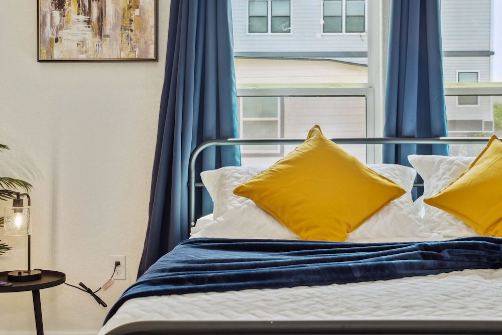 Skyline Retreat 3br-3ba w Stunning Views Near DT