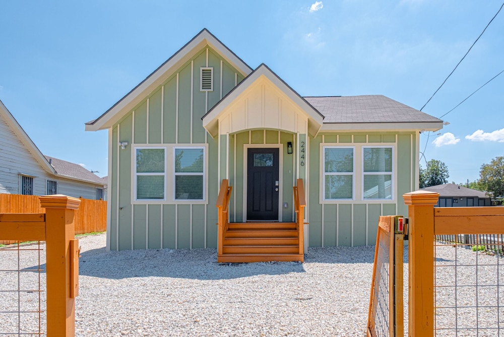 Generous 5BR 3BA Haven Close to Alamo Riverwalk