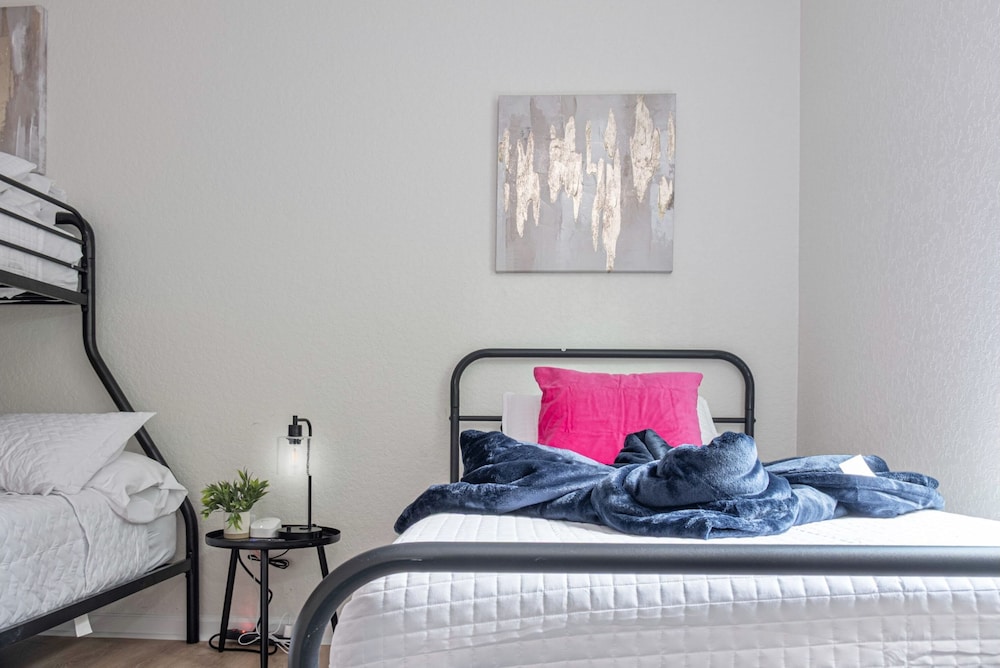 Historic Comfort 2BR 1BA Guesthouse Near Riverwalk