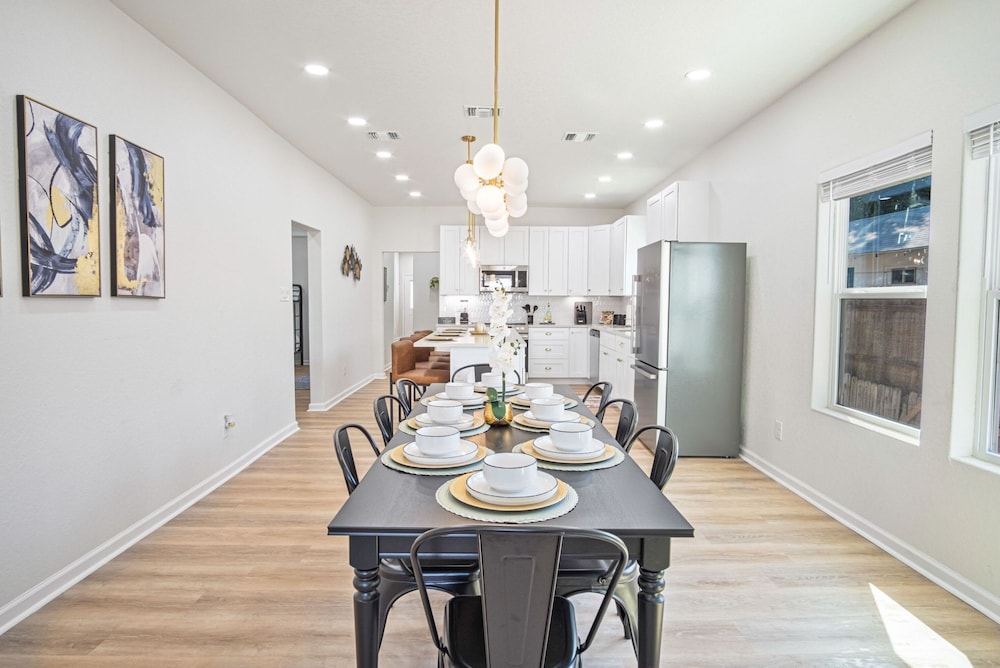 Perfect Spot to Relax 4BR 3BA Near Dtown Hemisfair