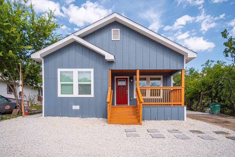 Comfortable 4BR 2 5BA Family Home Near Riverwalk
