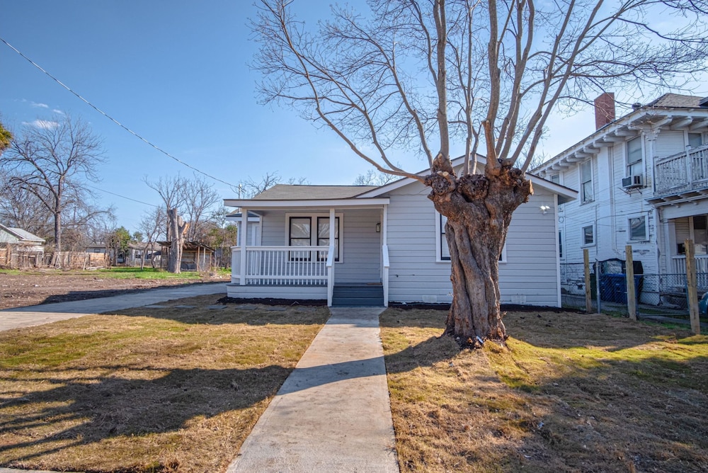 Stylish Spacious Comfort 4BR 3BA Downtown Gem