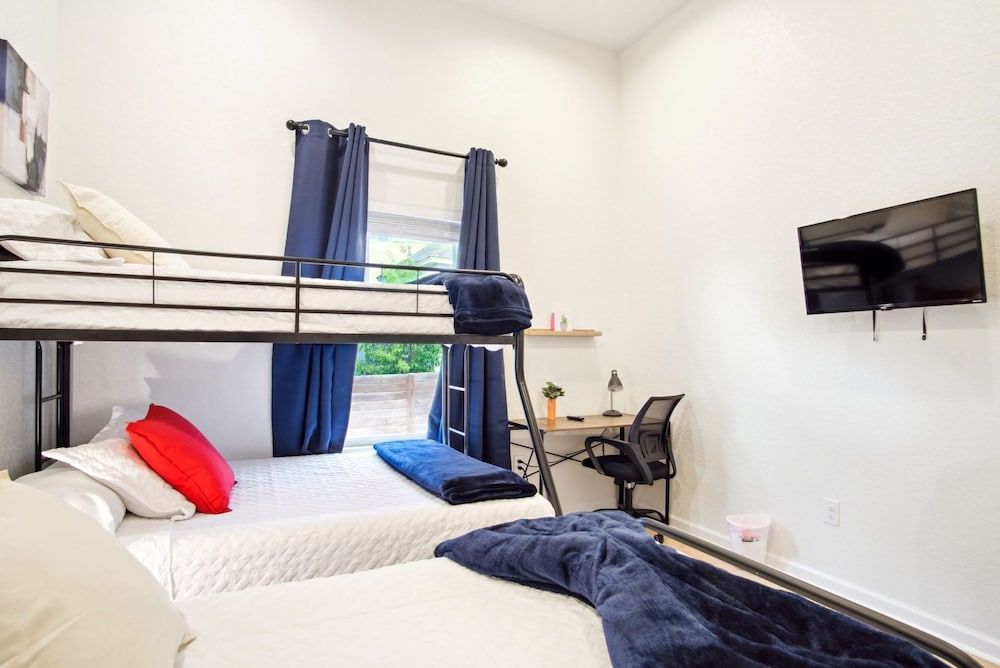Skyline Retreat 3br-3ba w Stunning Views Near DT