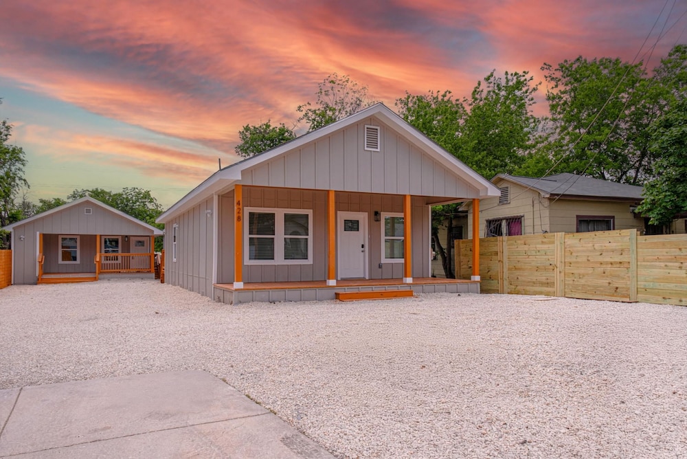 Vibrant 4BR 3BA Oasis Near Happy Downtown