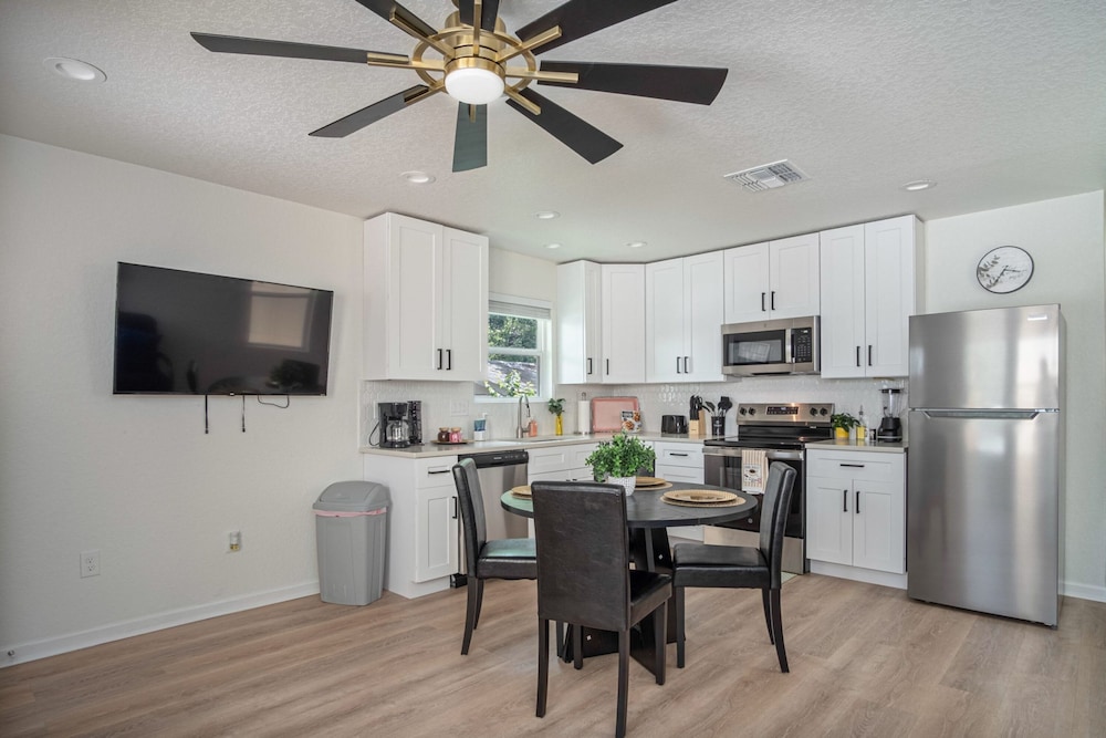 Historic Comfort 2BR 1BA Guesthouse Near Riverwalk