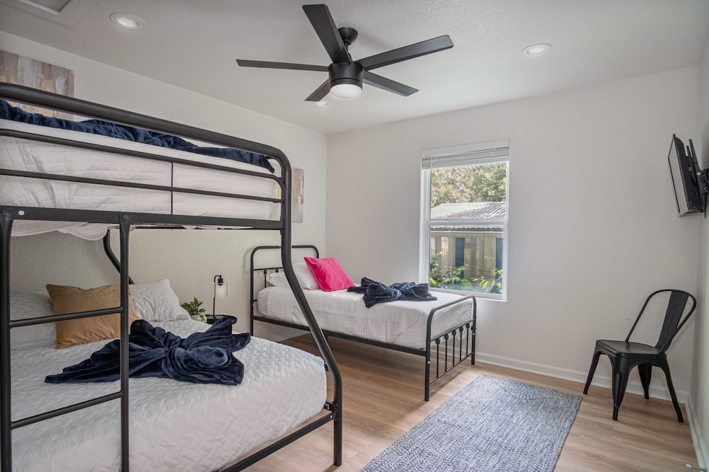 Historic Comfort 2BR 1BA Guesthouse Near Riverwalk