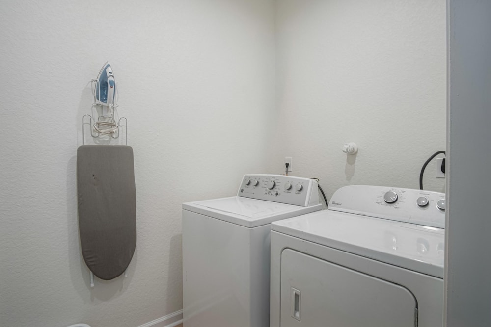 Vibrant 4BR 3BA Oasis Near Happy Downtown