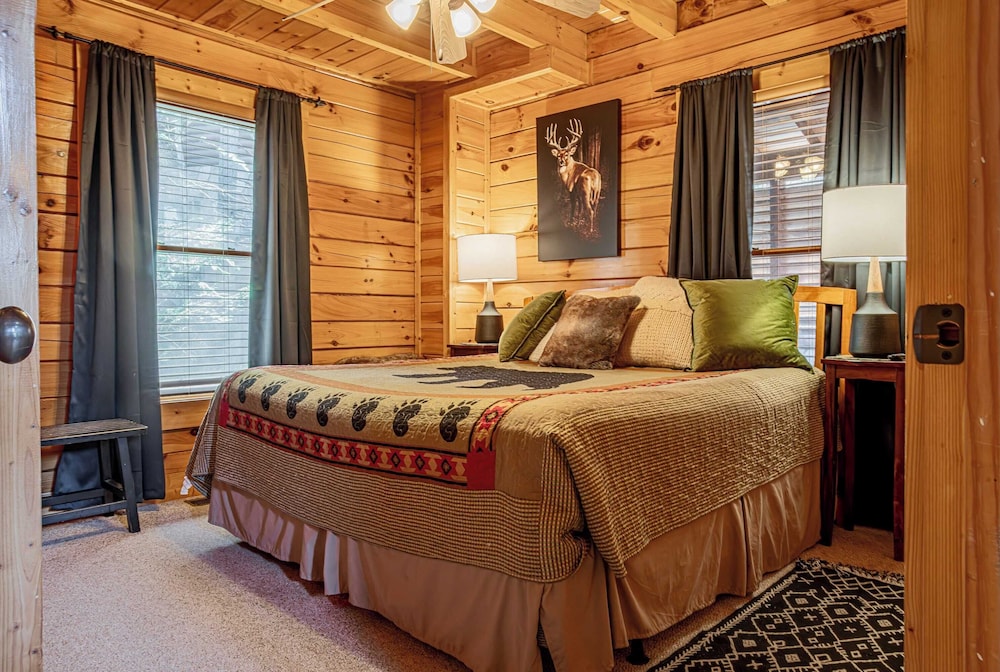 Bear Creek Way by Avantstay Hot Tub, Game Room, Air Hockey, Near Dollywood & Smoky Trails