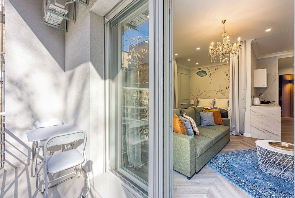 Boutique Downtown Studio with Balcony 1