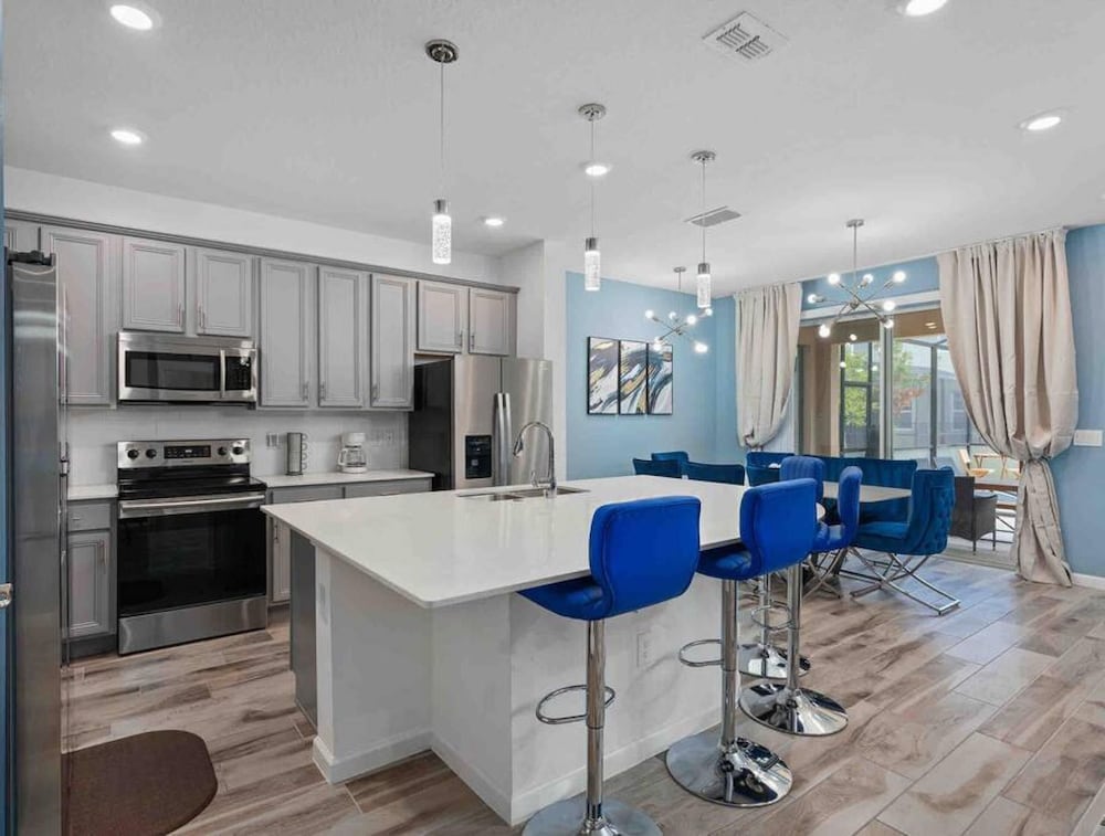 Super Blue- Sleeps 24 w Pool Movie Loft