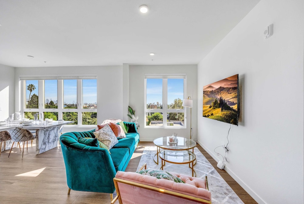 Luxury 2BR Hollywood Pool View by Oneluxstay