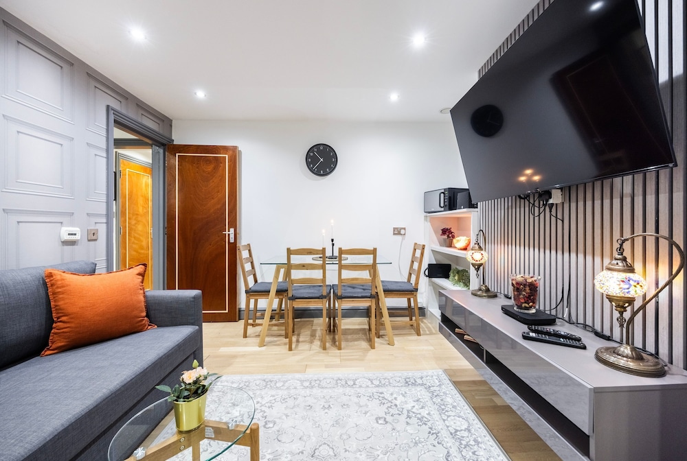 3 Bedroom Apartment by River Thames