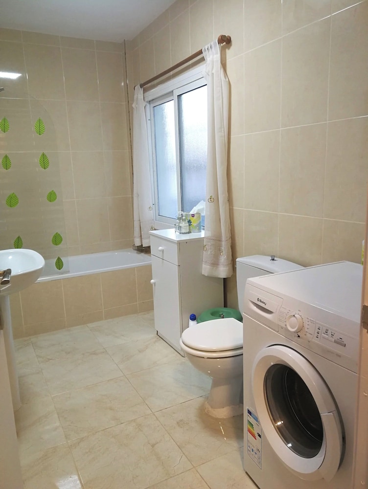 2 Bed Villa - Sleeps 5 - Private Pool & Garden