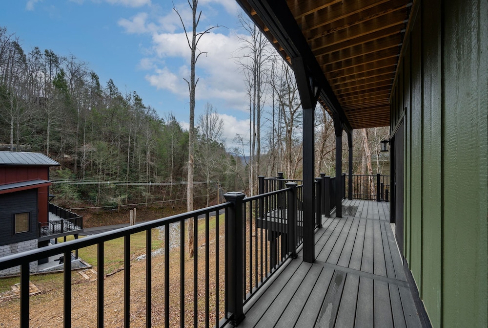 Game Room-hot Tub-10 Mins to Downtown Gatlinburg