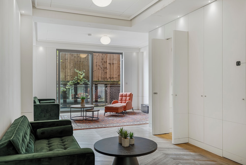 Spacious 5 Bdrm Townhouse in Camden
