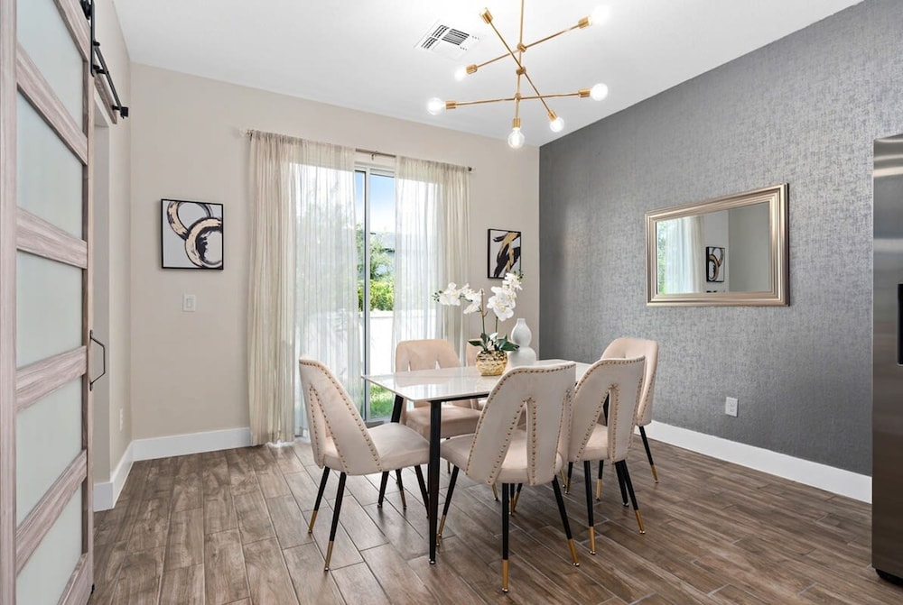 Super Cool- Sleeps 17 Newly Built Near Parks