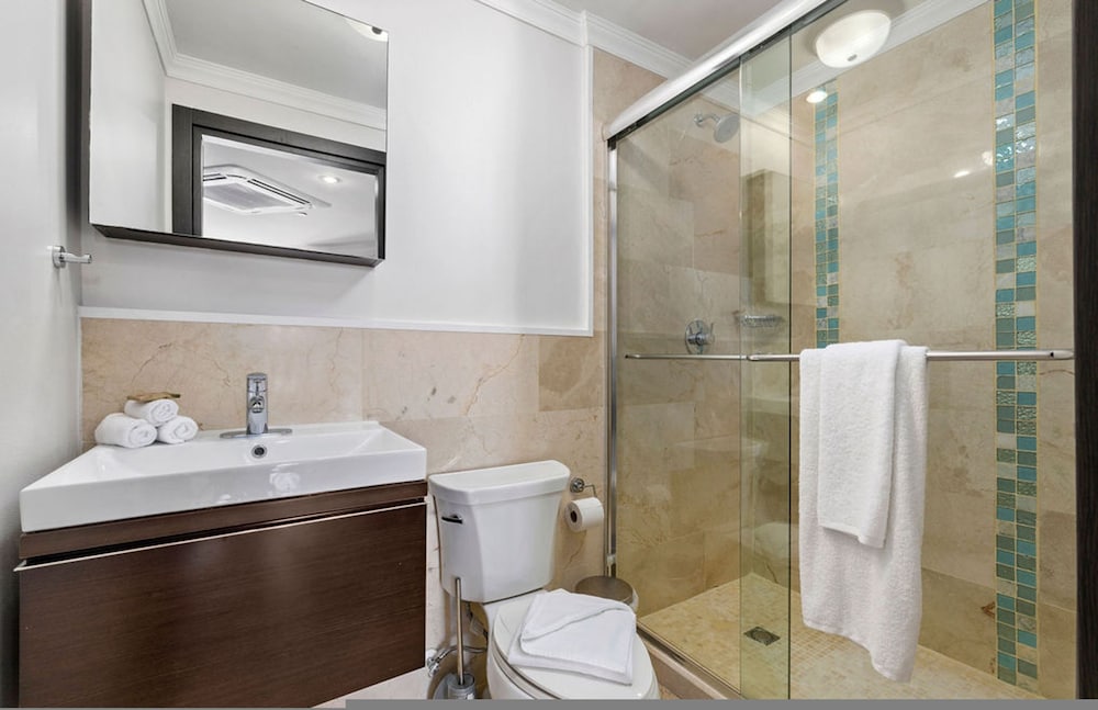1BR 2BA Corner Condo on Top Floor w Amazing Views