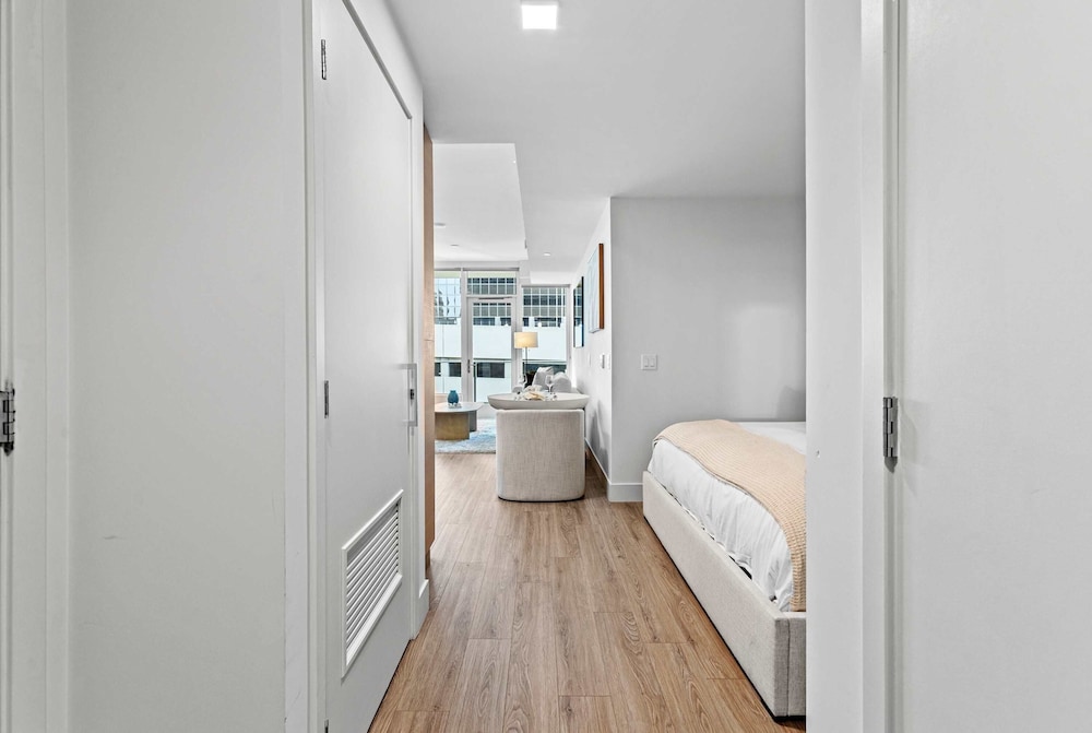 NEW Downtown Luxe King Suite Sauna Pool Access