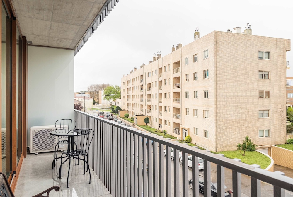 Liiiving in Matosinhos - Warm Vintage Apartment